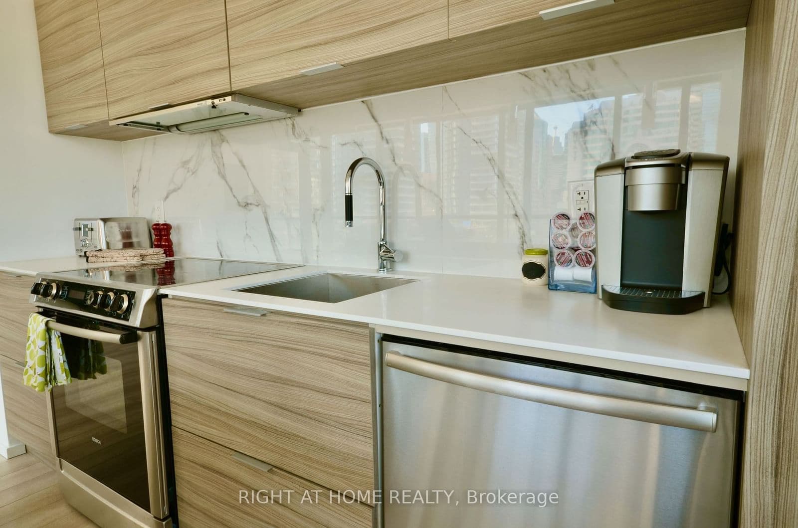 8 Charlotte Street, Unit 903