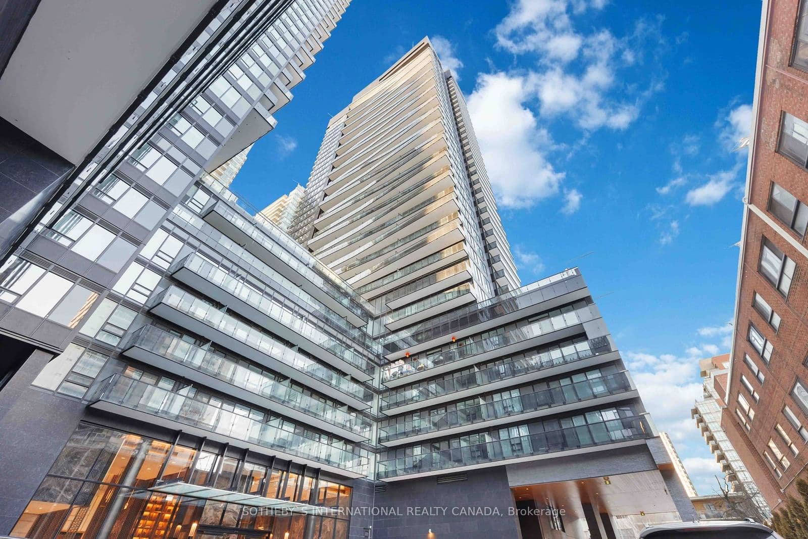 117 Broadway Avenue N, Unit 607
