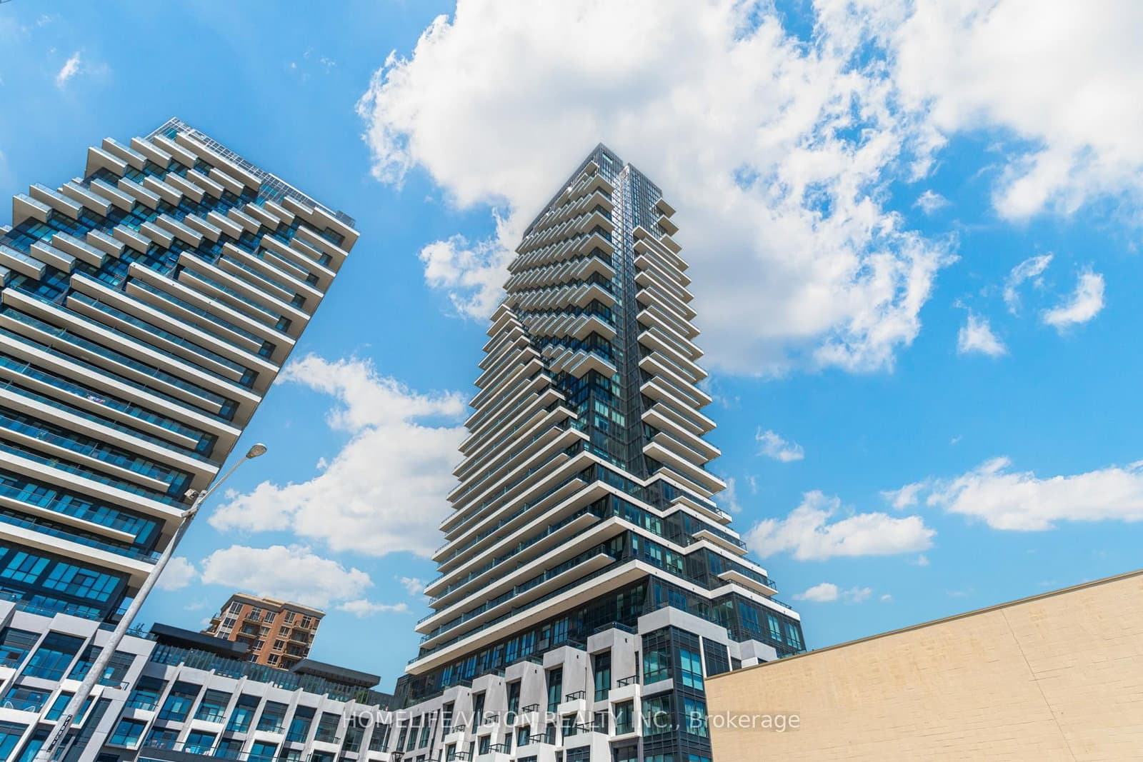 30 Inn On The Park Drive, Unit 910