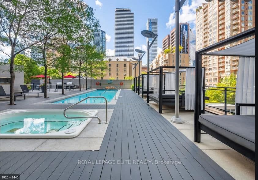 110 Charles Street E, Unit 1211 thumbnail 3