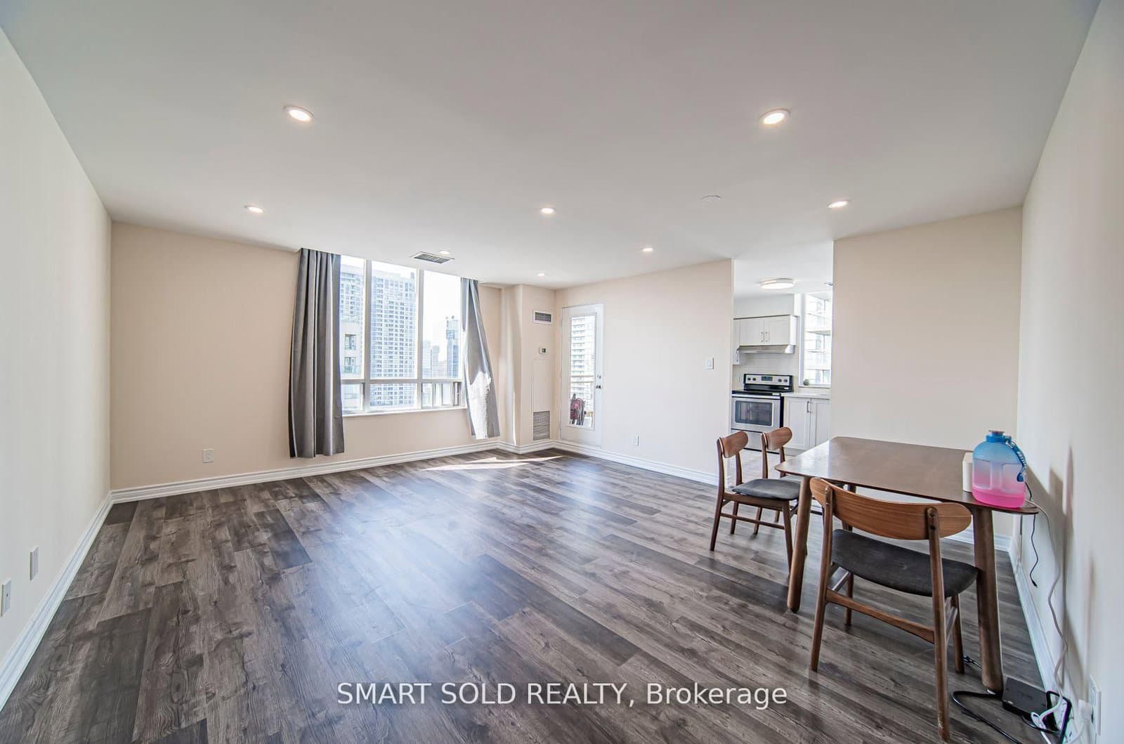 256 Doris Avenue, Unit PH210 thumbnail 4