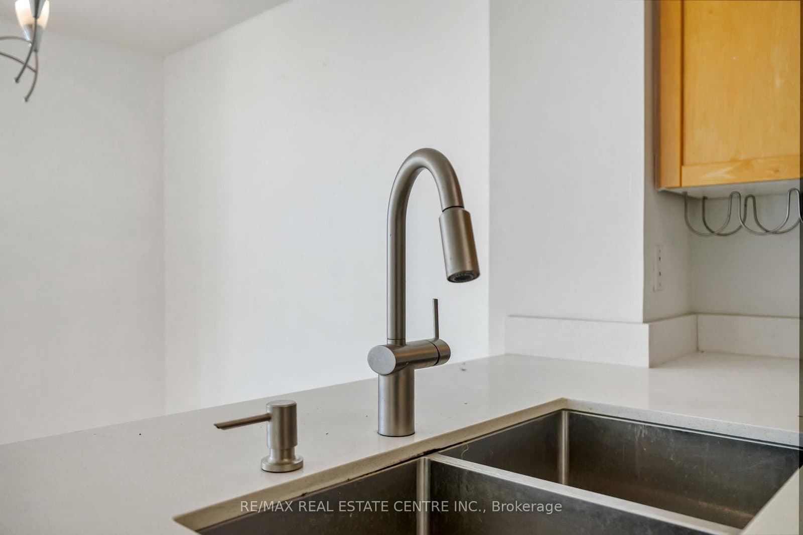 30 Harrison Garden Boulevard, Unit 1605 thumbnail 9