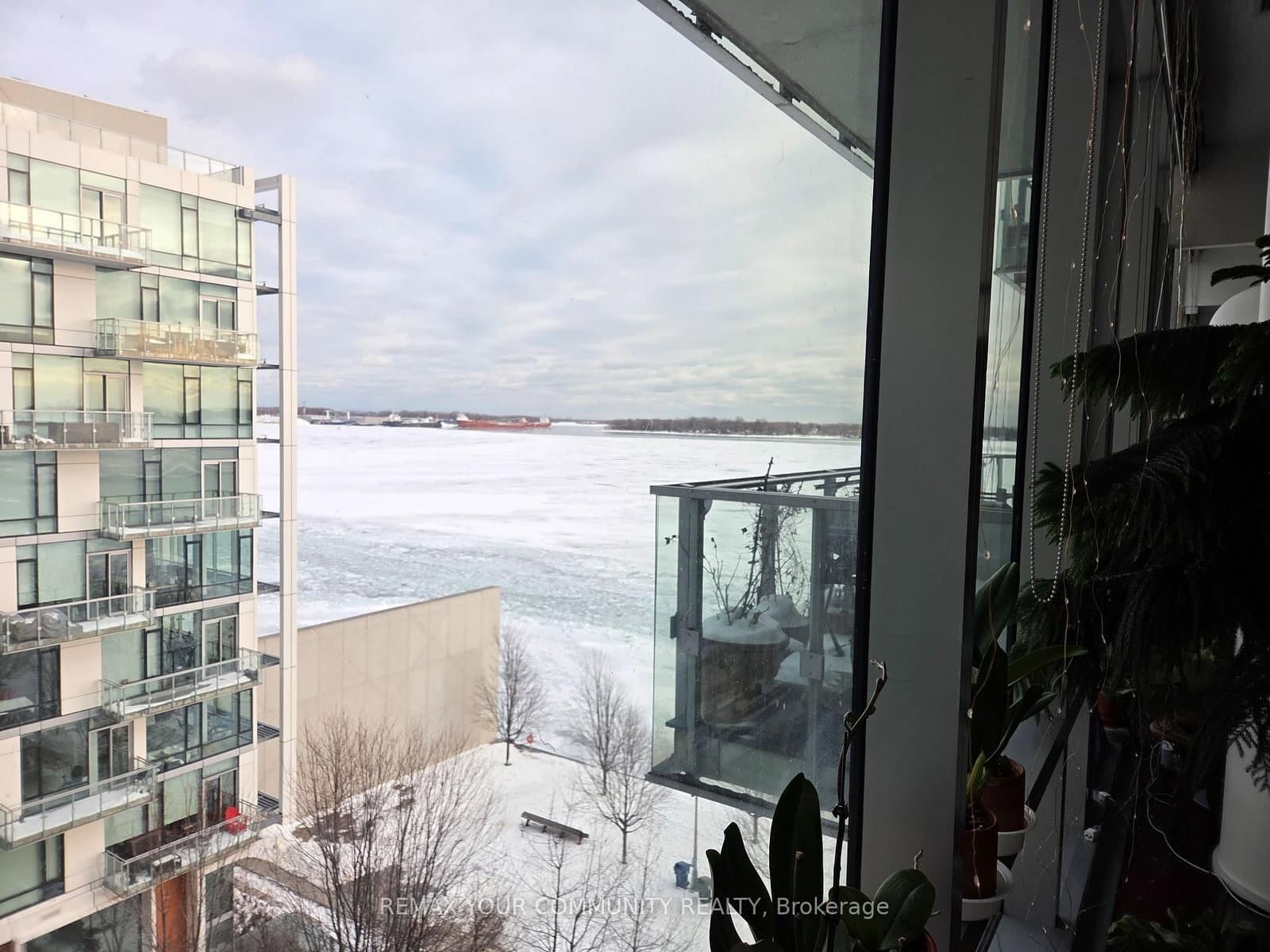 #815 - 39 Queens Quay E