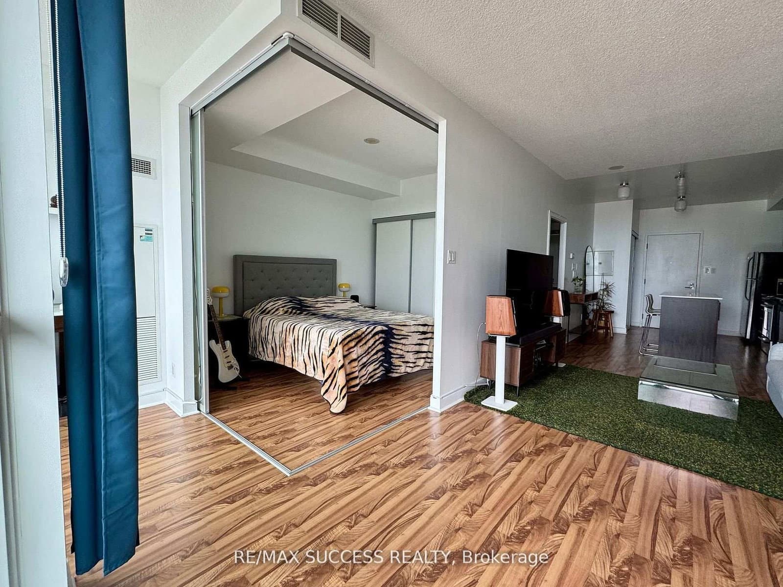 #1605 - 1171 Queen Street W