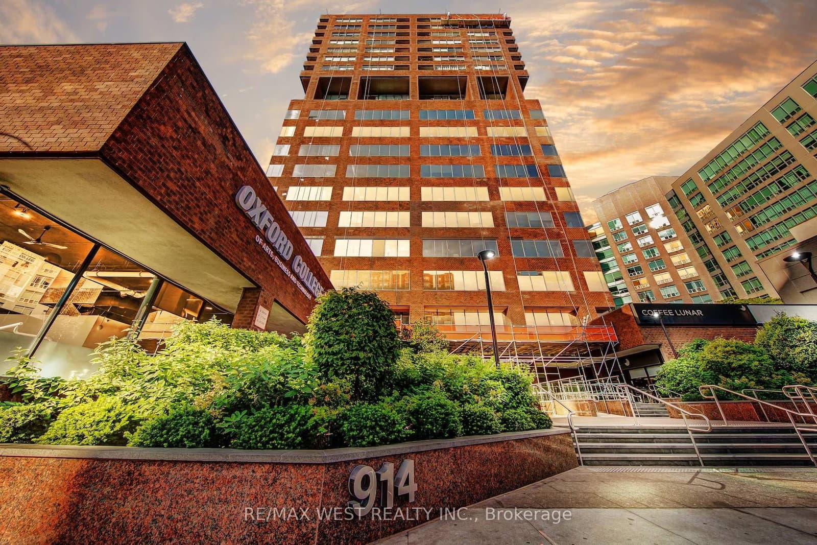 #1202 - 914 Yonge Street