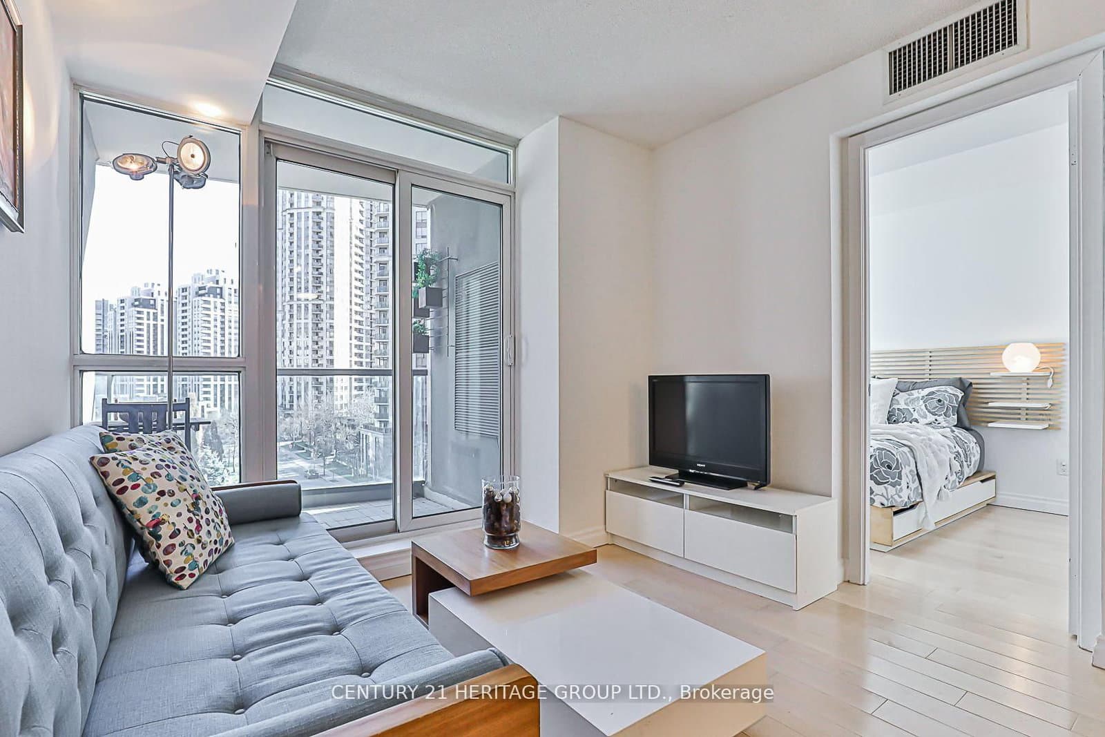30 Harrison Garden Boulevard, Unit 701 thumbnail 7