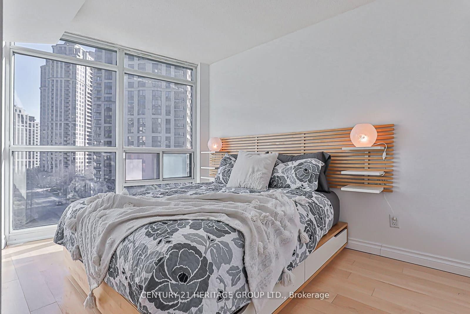 30 Harrison Garden Boulevard, Unit 701 thumbnail 8