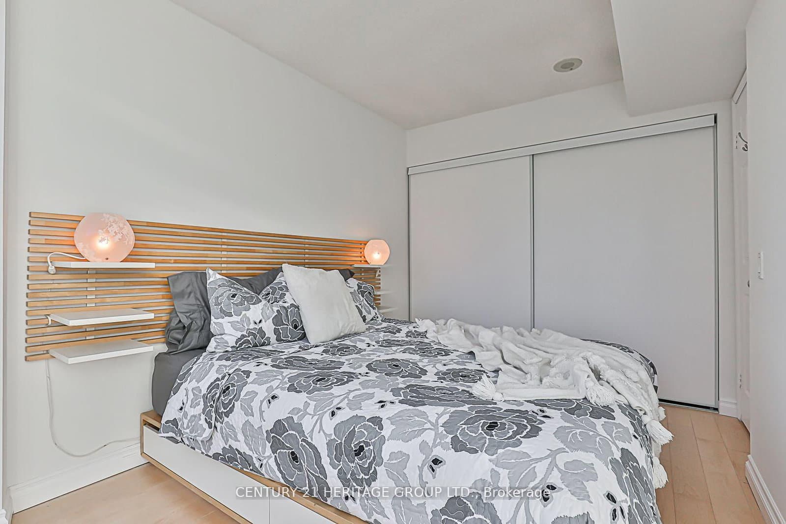 30 Harrison Garden Boulevard, Unit 701 thumbnail 9
