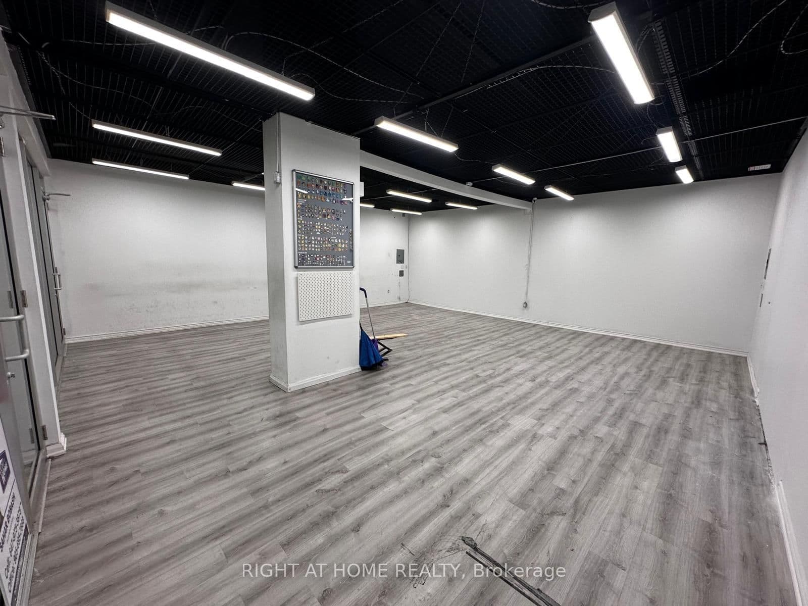 384 Yonge Street, Unit 39 thumbnail 5