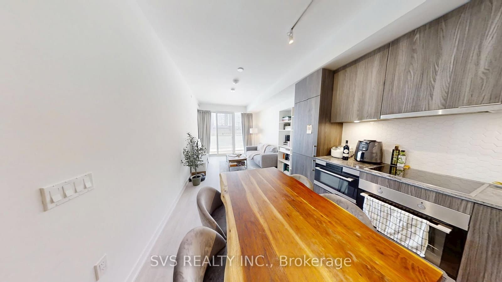 #513 - 15 E Queens Quay E