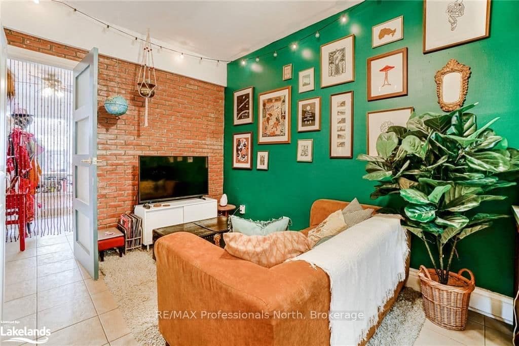 214 Gerrard Street E thumbnail 25