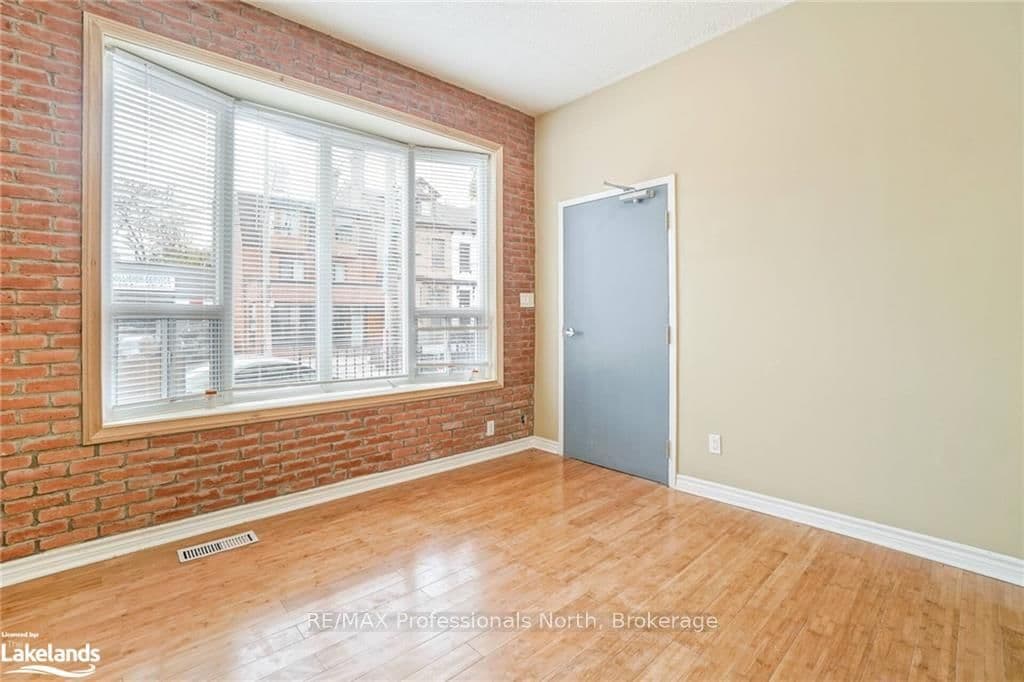 214 Gerrard Street E thumbnail 3