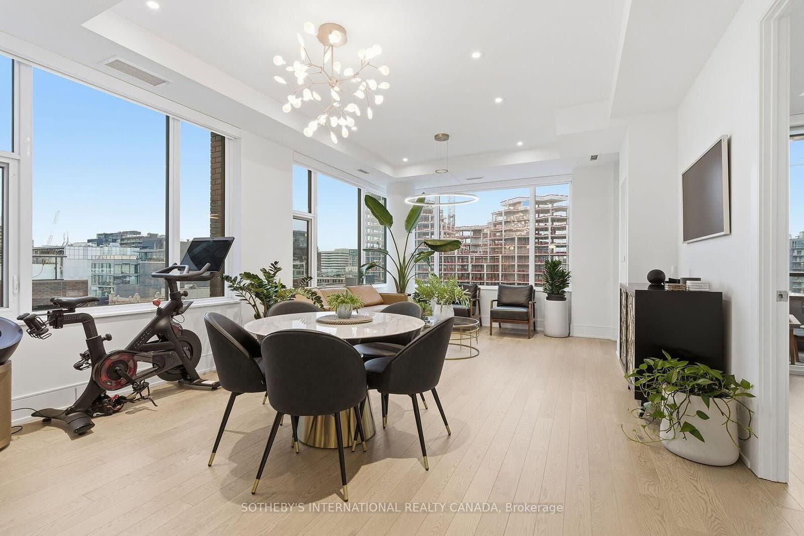455 Wellington Street W, Unit 702