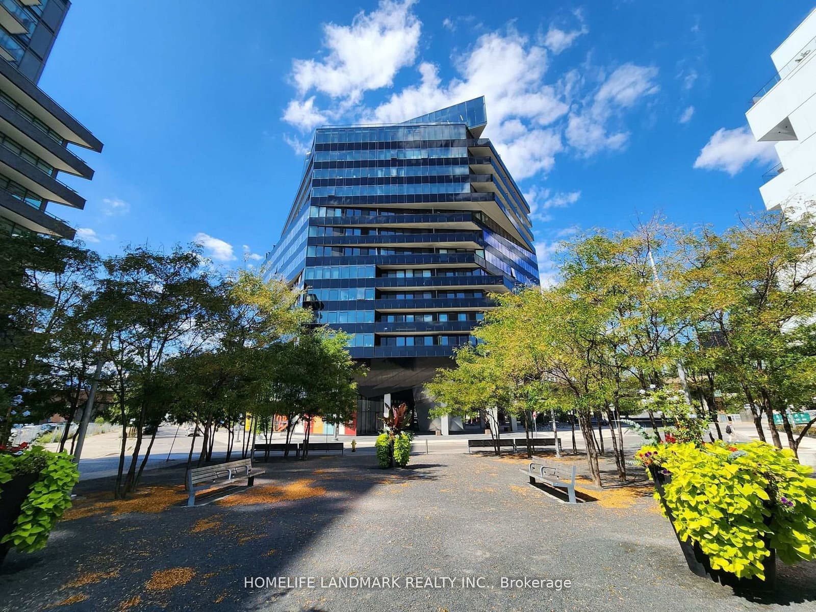 ##618 - 21 Lawren Harris Square