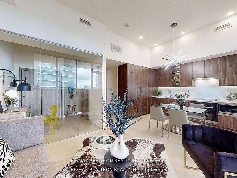 95 McMahon Drive, Unit Th515 thumbnail 12