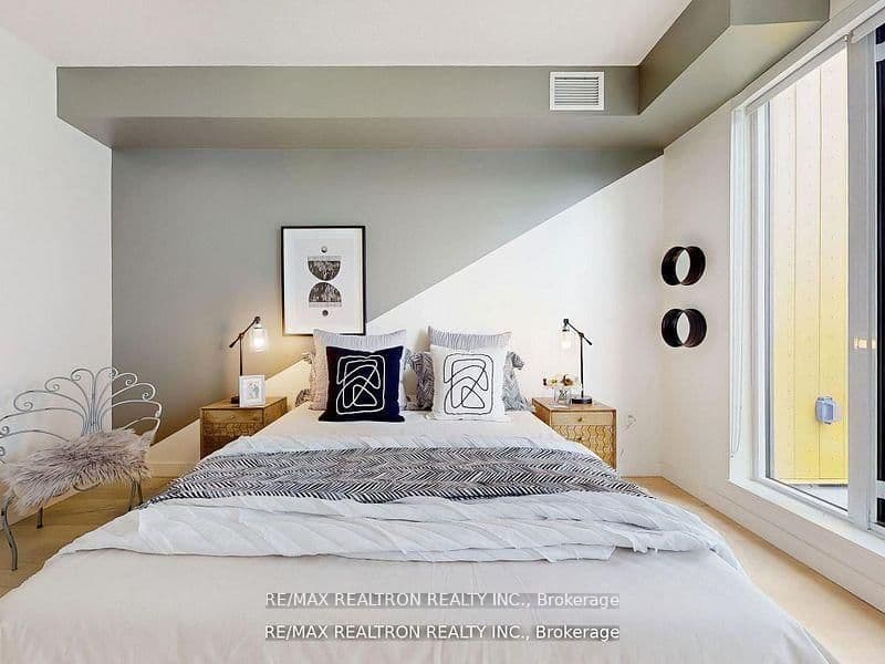 95 McMahon Drive, Unit Th515 thumbnail 23