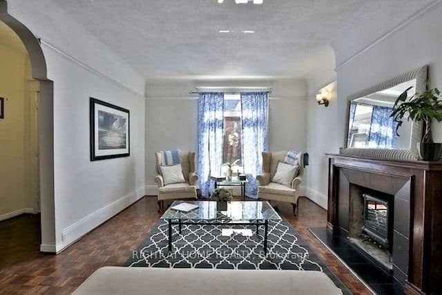 34 Macpherson Avenue thumbnail 3