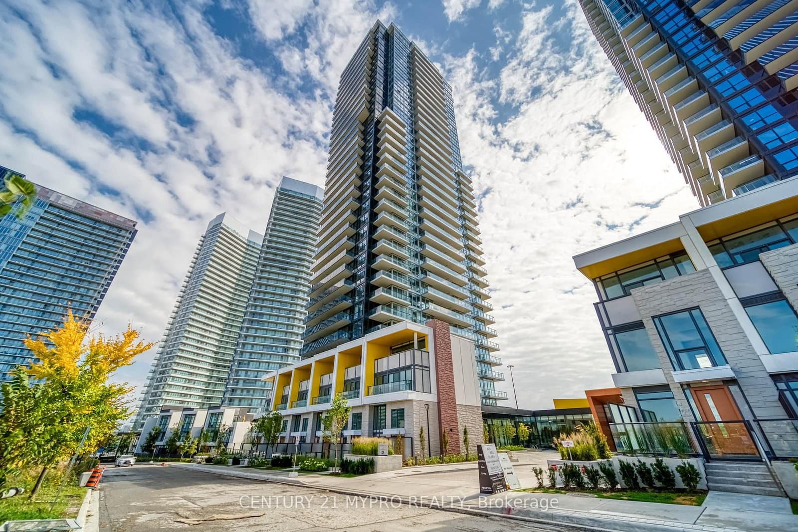 95 McMahon Drive, Unit 3907