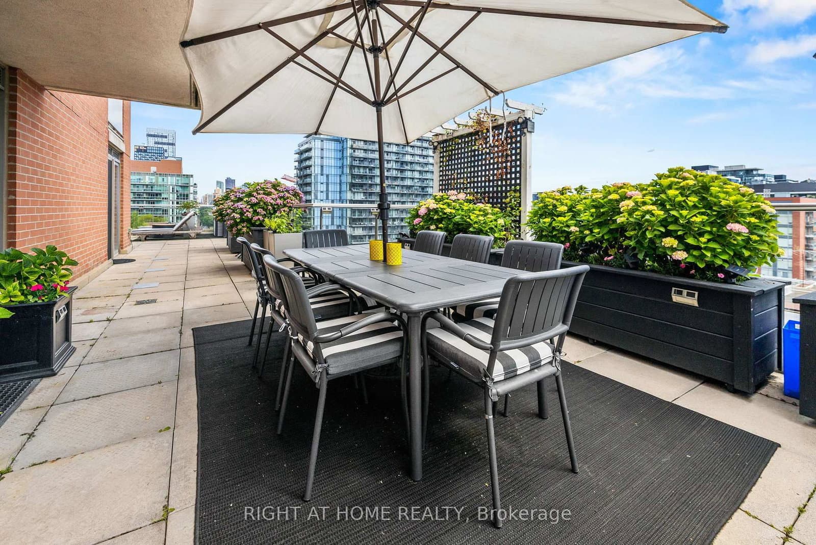 #1402 - 168 King Street E