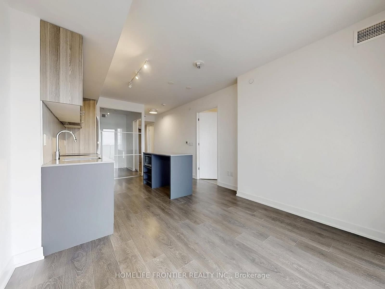 8 Tippet Road, Unit 709 thumbnail 4