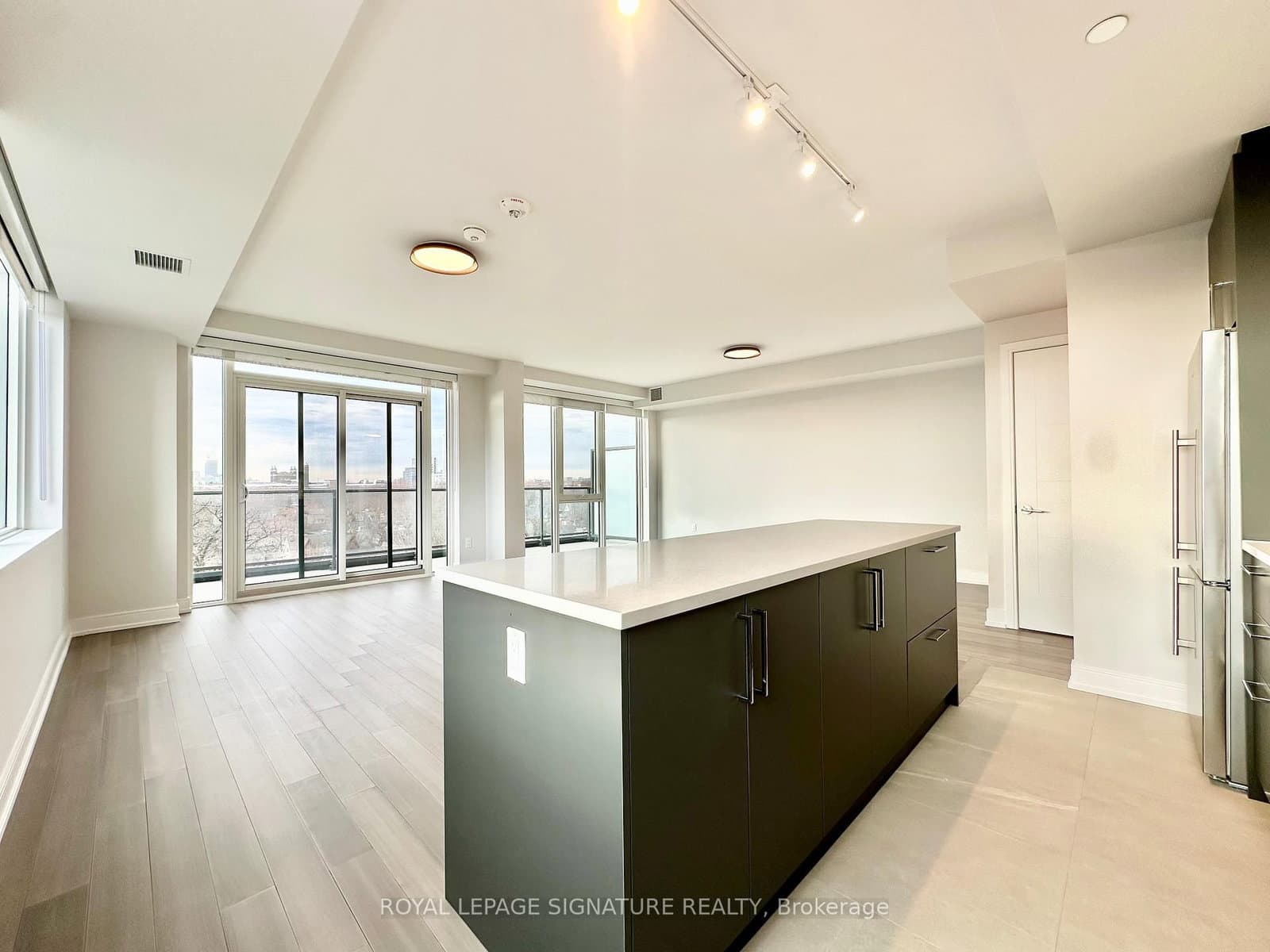 #701 - 664 Spadina Avenue