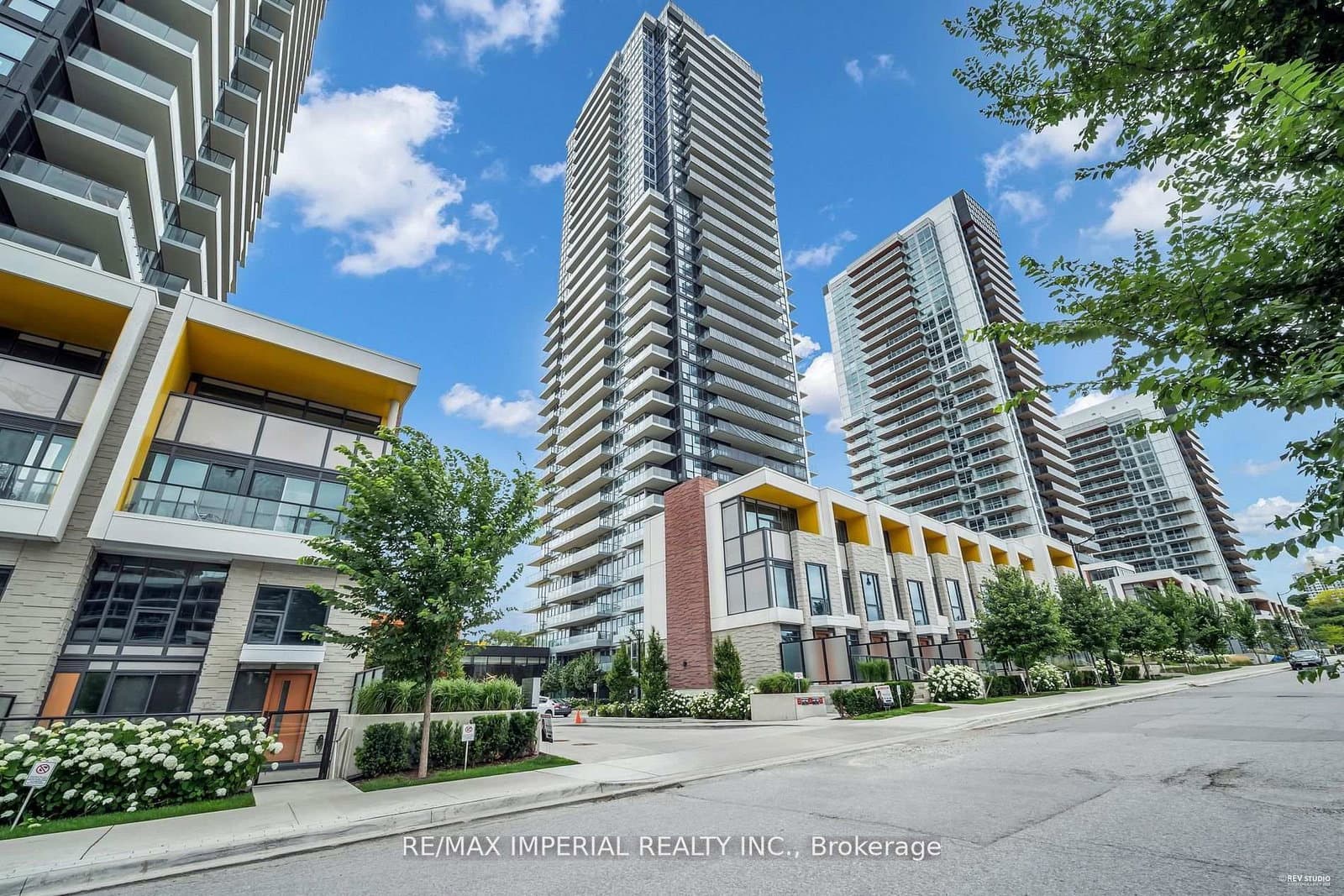 85 McMahon Drive, Unit 1806