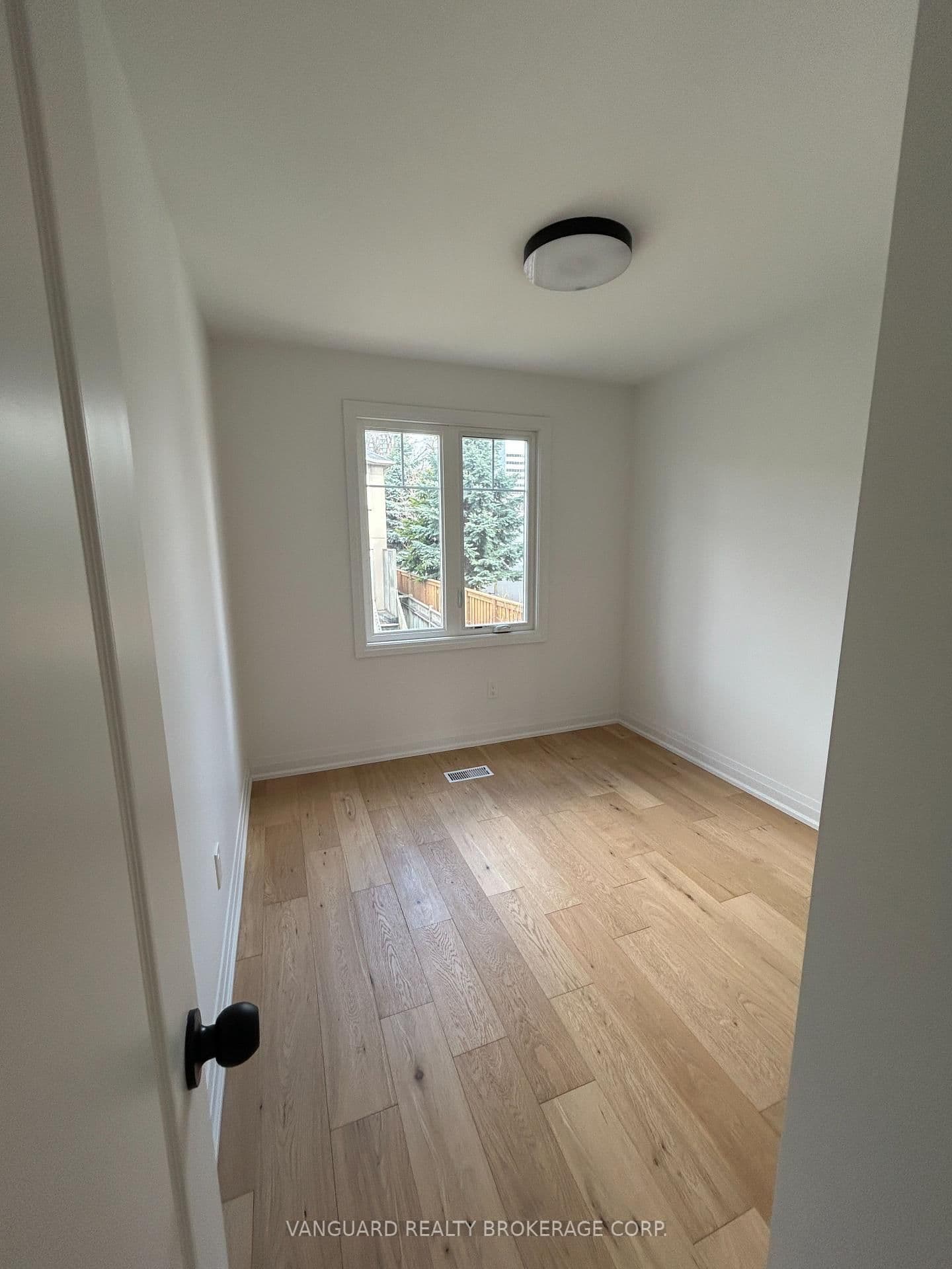 12 Franklin Avenue, Unit D thumbnail 8