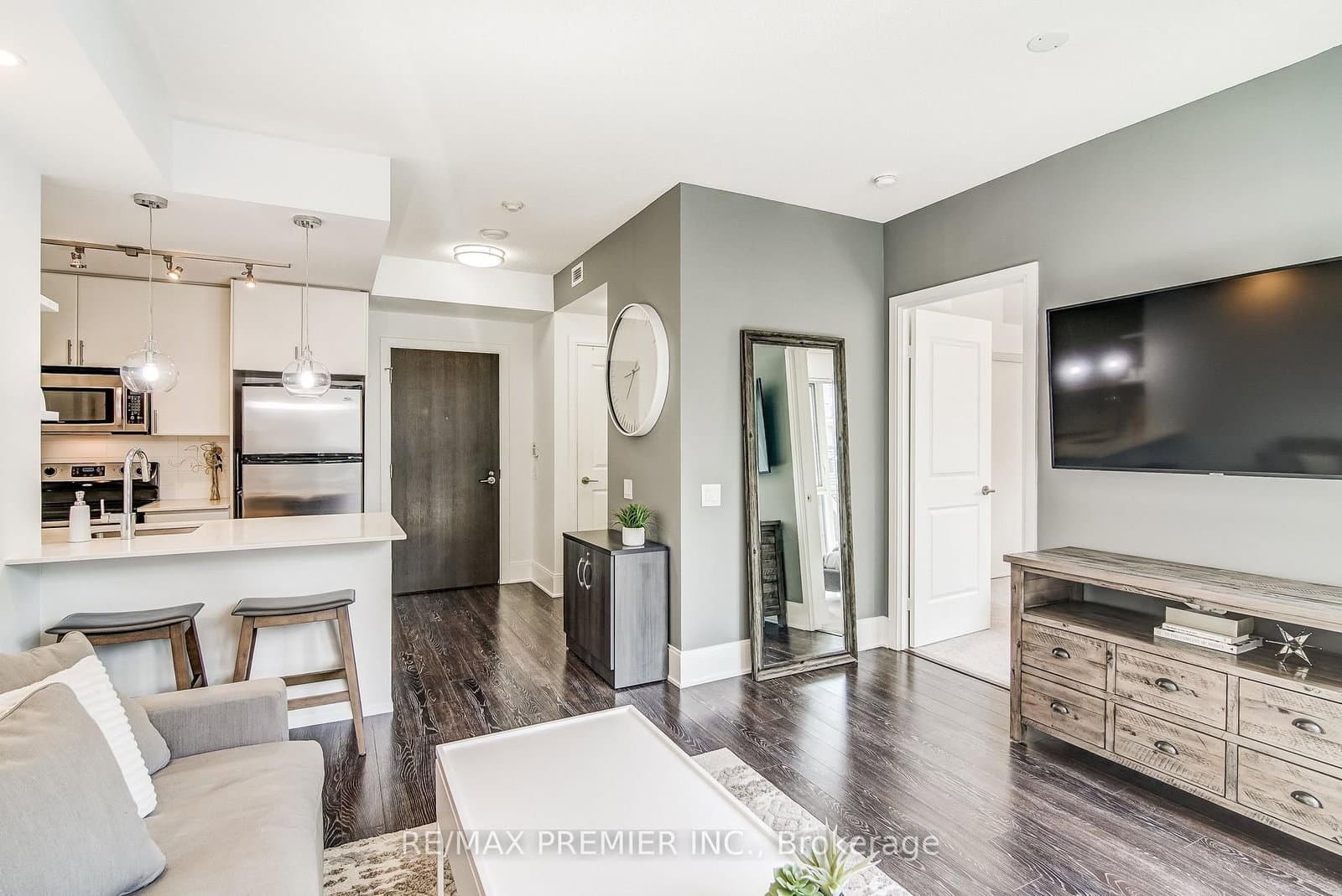 #414 - 560 Front Street W