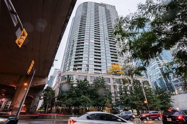 #808 - 18 Yonge Street