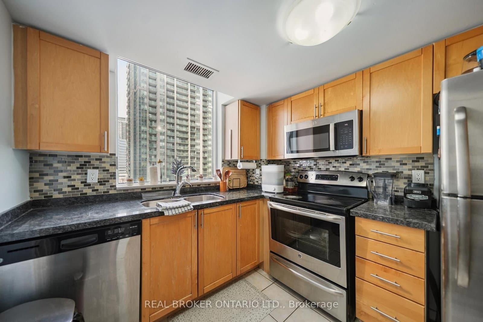 28 Harrison Garden Boulevard, Unit 808 thumbnail 10