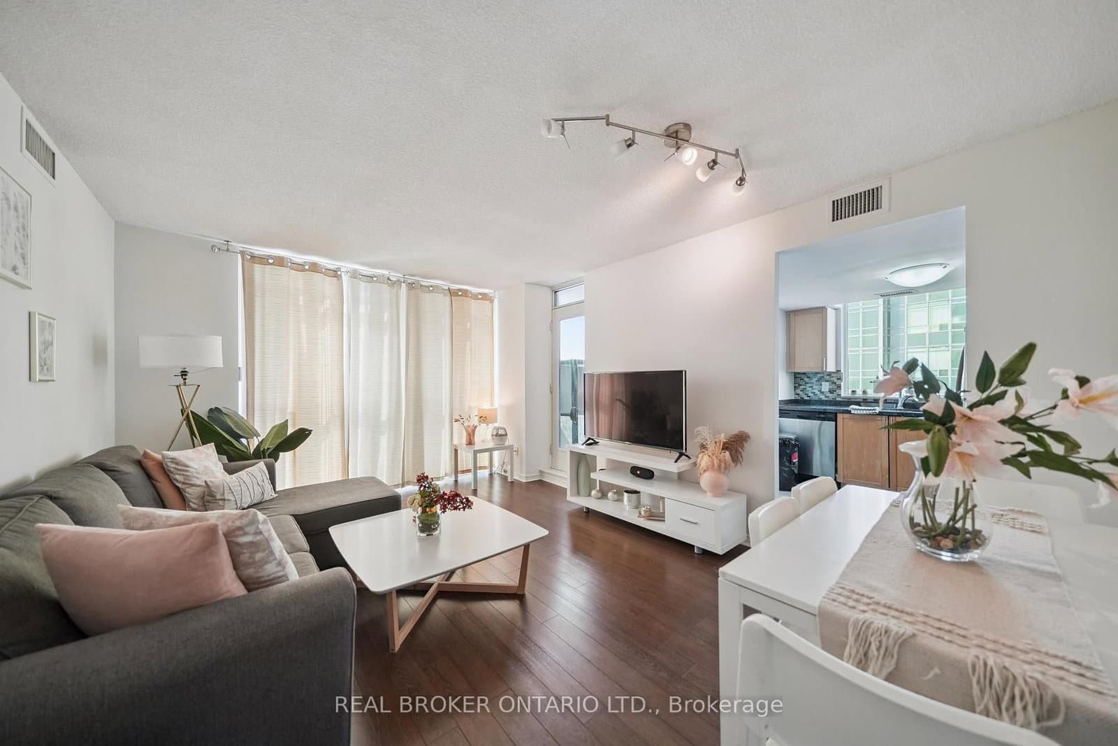 28 Harrison Garden Boulevard, Unit 808 thumbnail 11