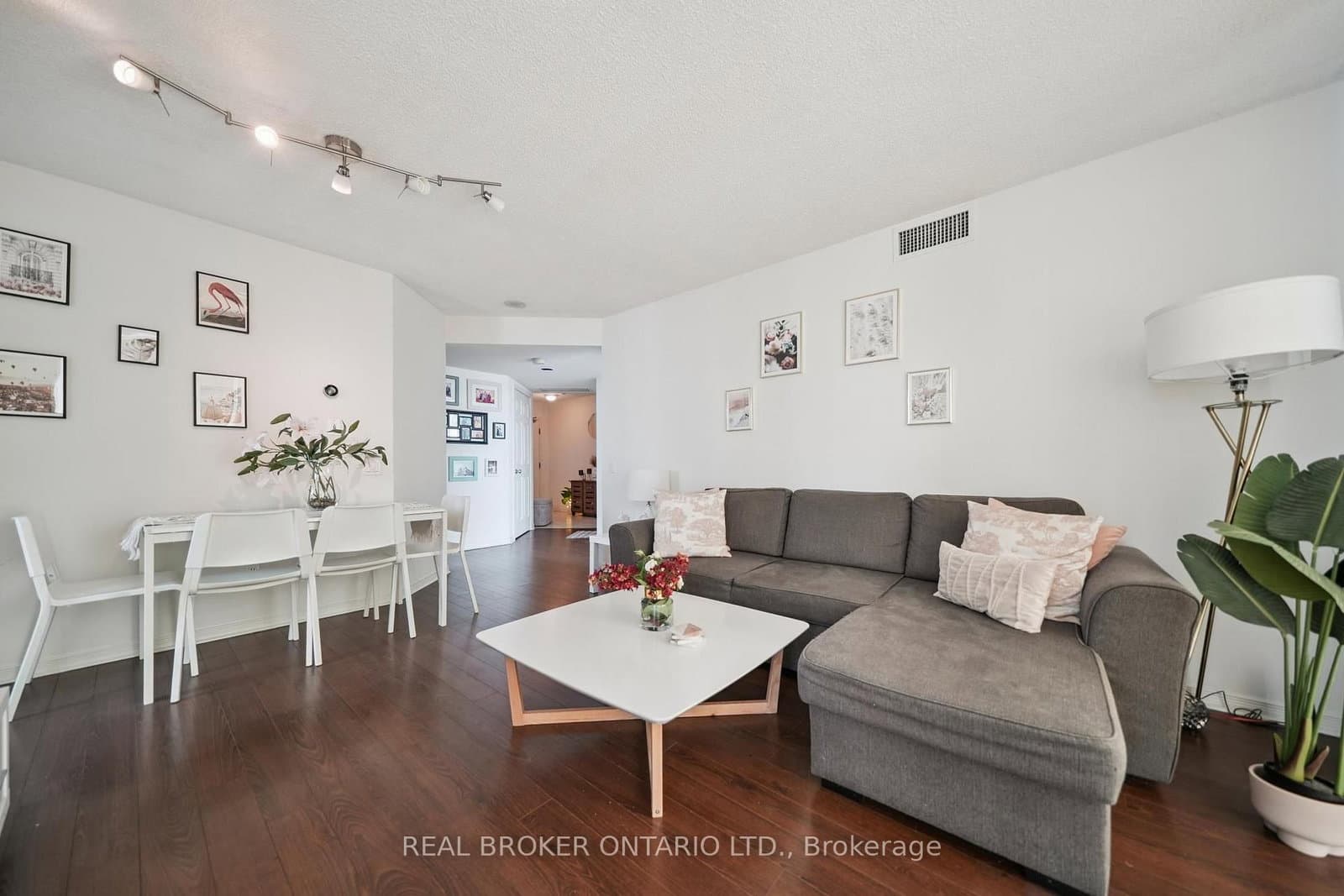 28 Harrison Garden Boulevard, Unit 808 thumbnail 12