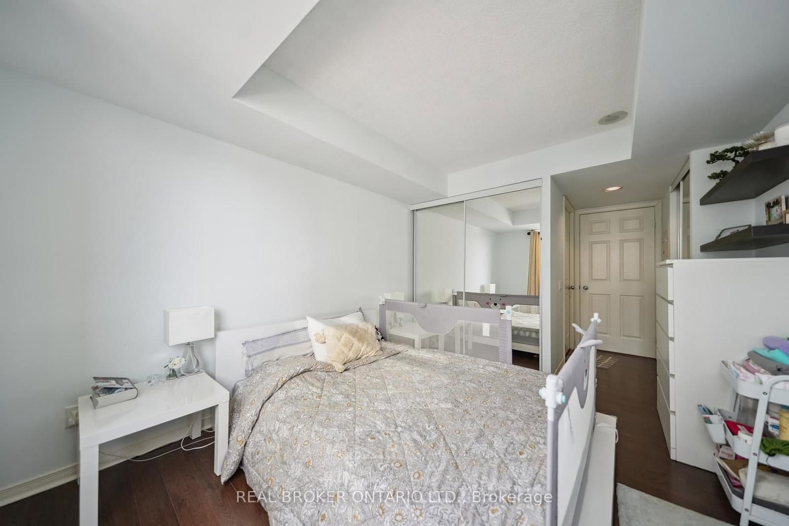 28 Harrison Garden Boulevard, Unit 808 thumbnail 15