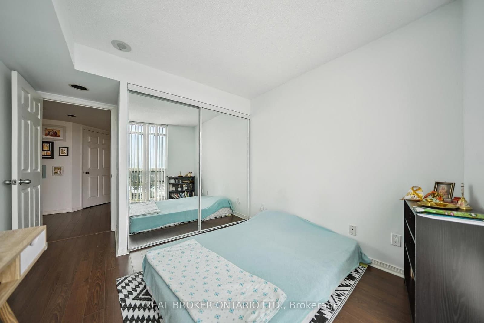 28 Harrison Garden Boulevard, Unit 808 thumbnail 16