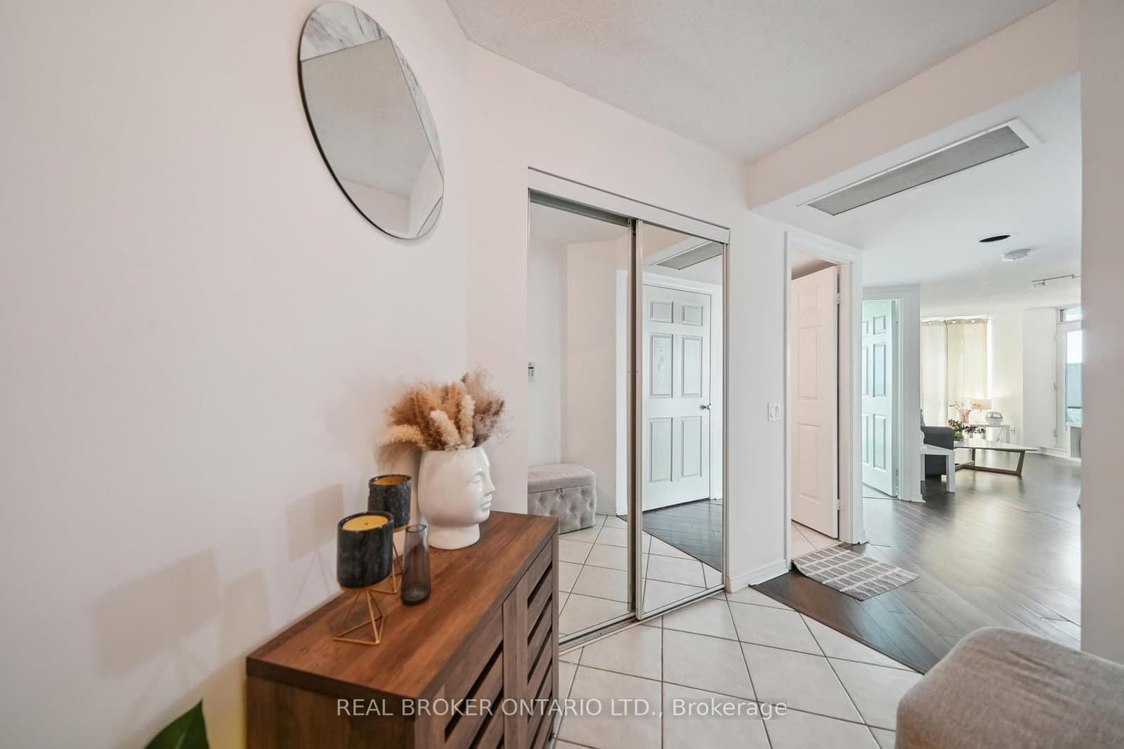 28 Harrison Garden Boulevard, Unit 808 thumbnail 5