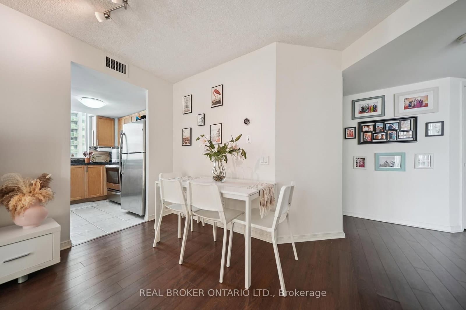 28 Harrison Garden Boulevard, Unit 808 thumbnail 9