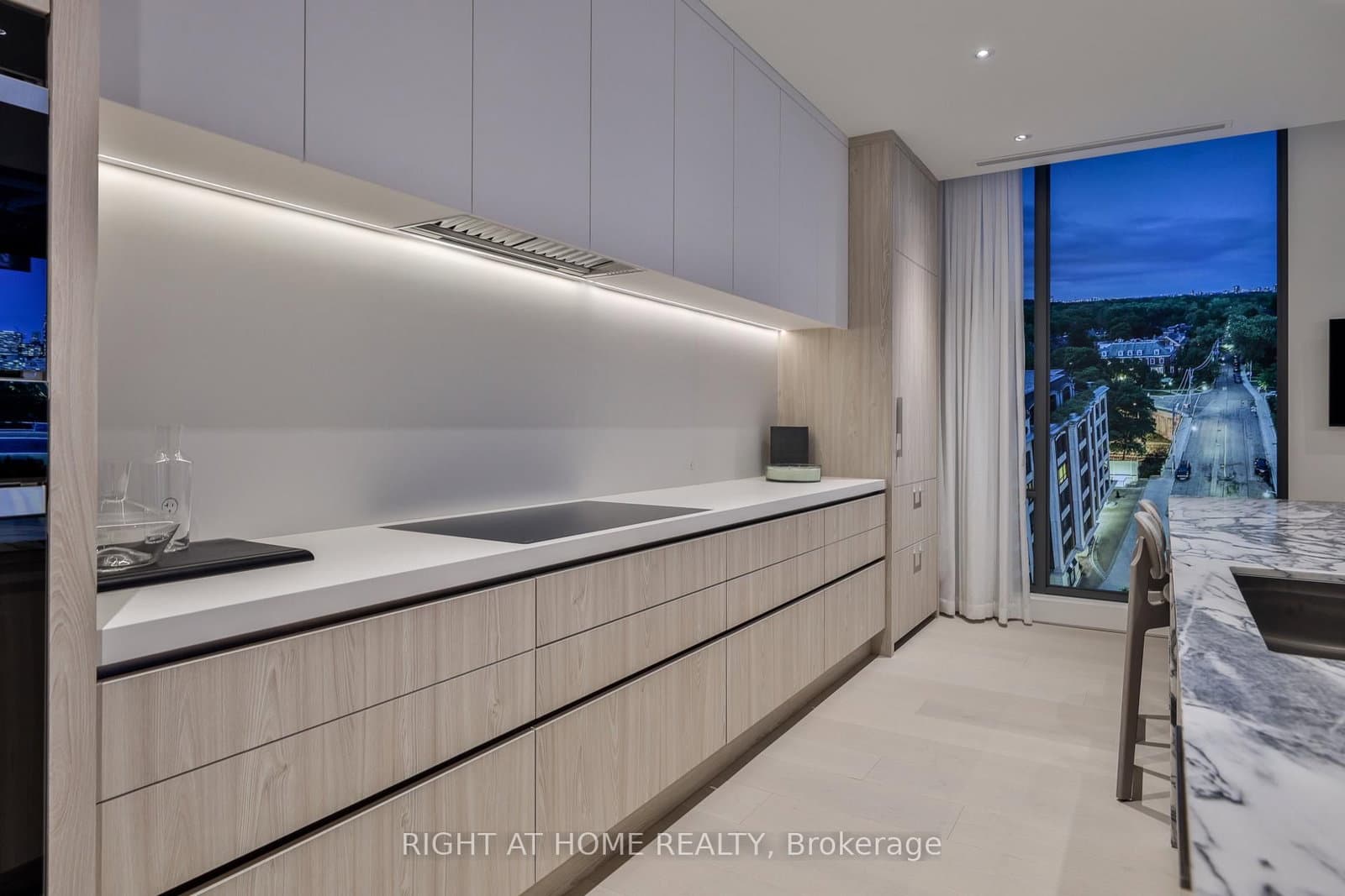 1 Roxborough Street W, Unit 403 thumbnail 10