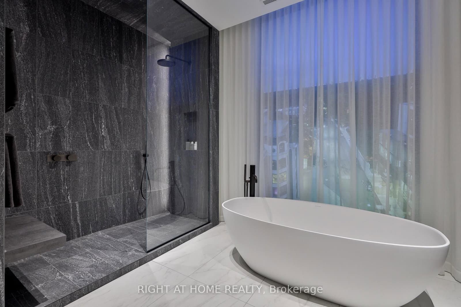 1 Roxborough Street W, Unit 403 thumbnail 17