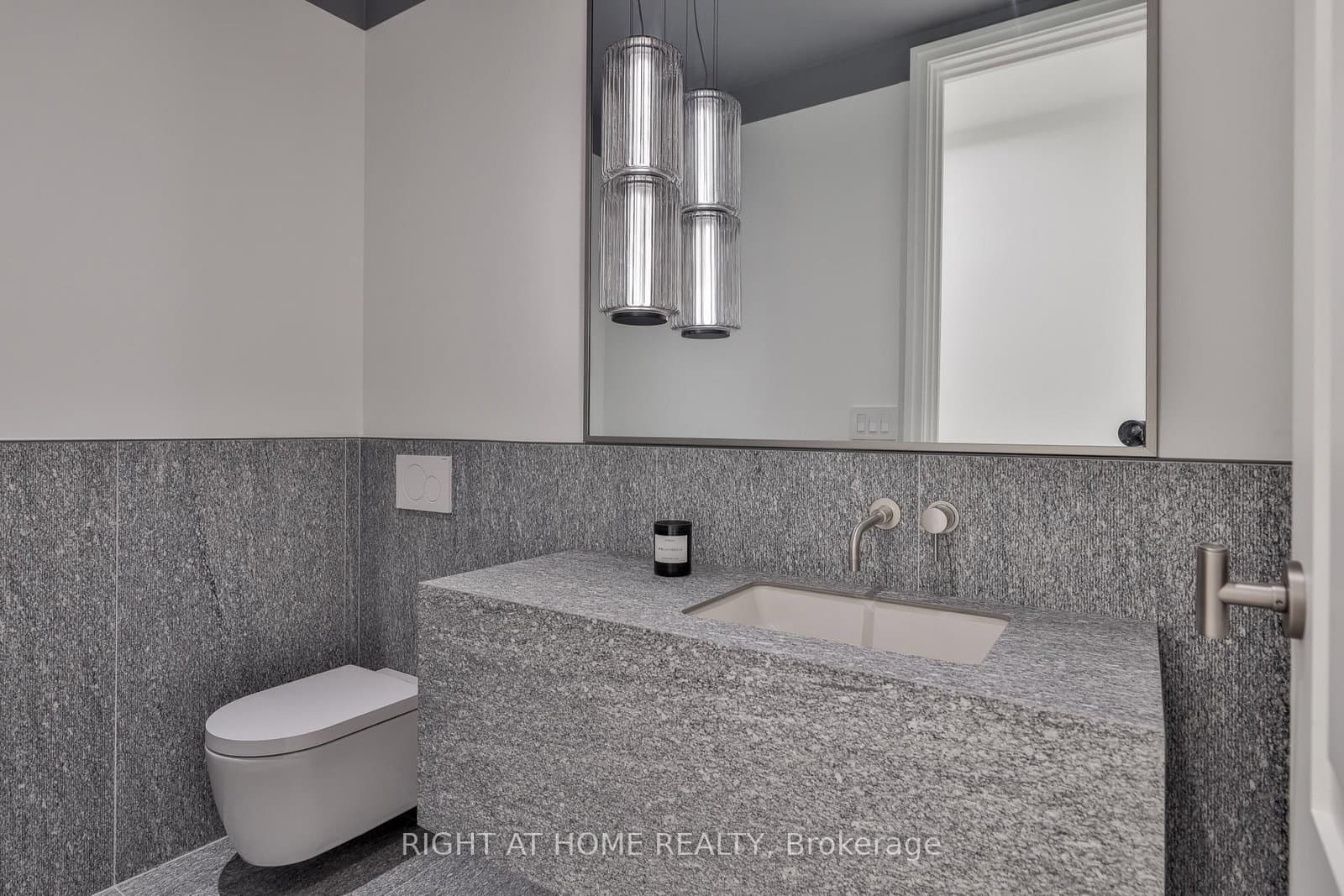 1 Roxborough Street W, Unit 403 thumbnail 25