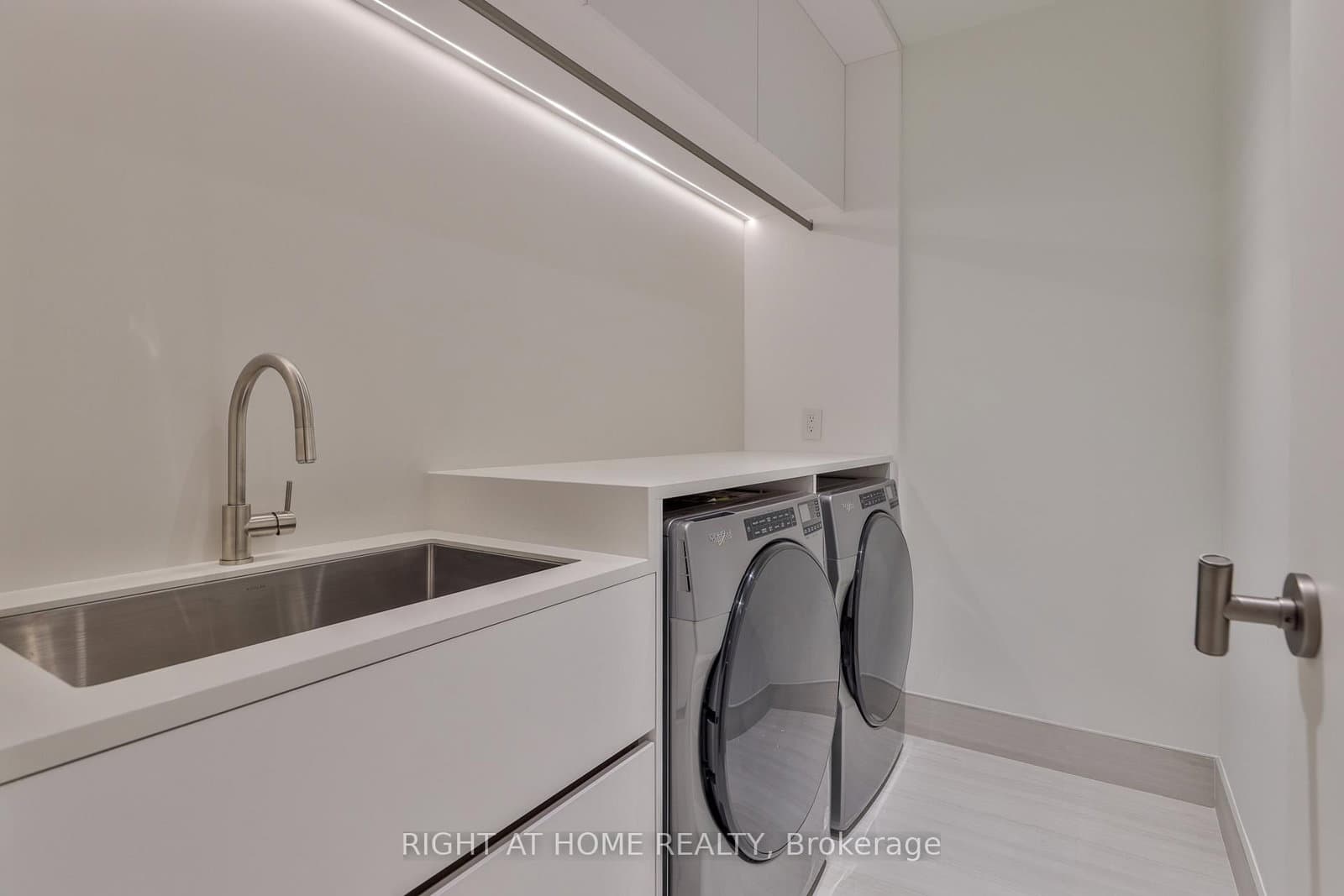 1 Roxborough Street W, Unit 403 thumbnail 26