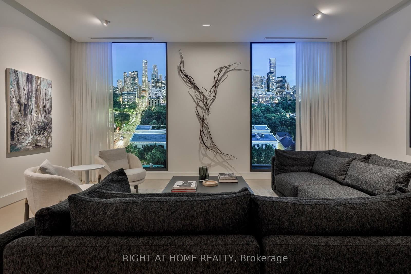 1 Roxborough Street W, Unit 403 thumbnail 4