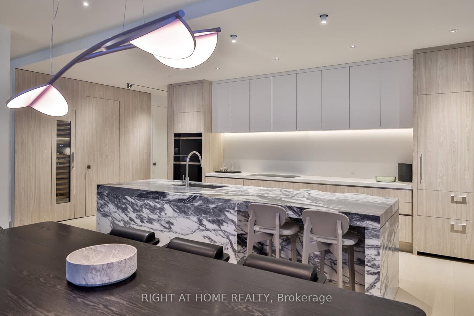 1 Roxborough Street W, Unit 403 thumbnail 8