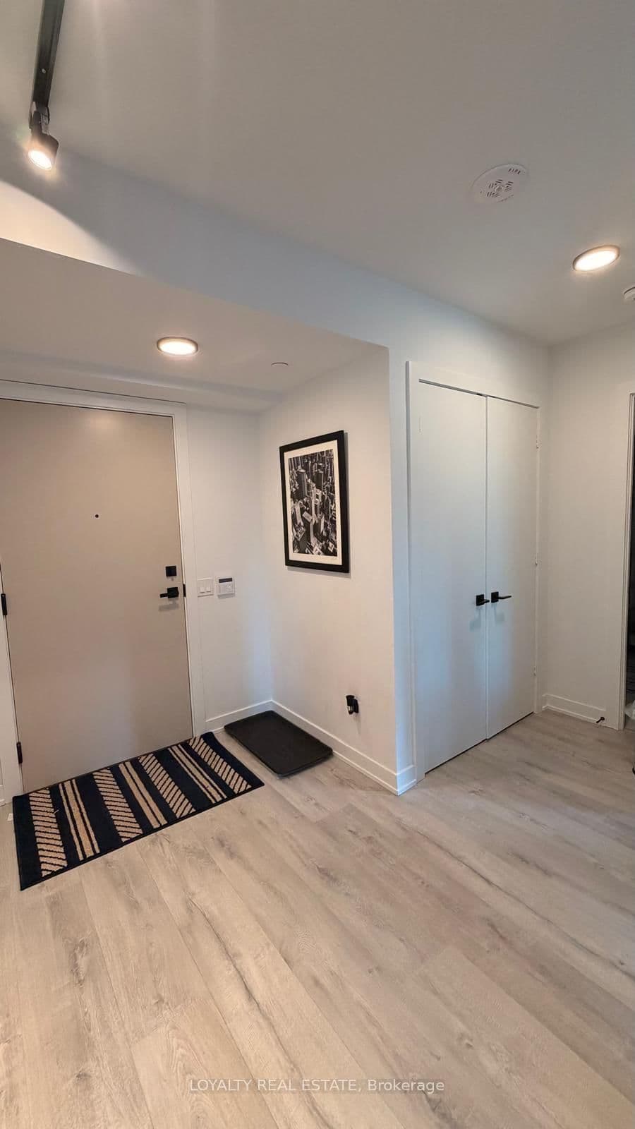 #805 - 327 King Street W