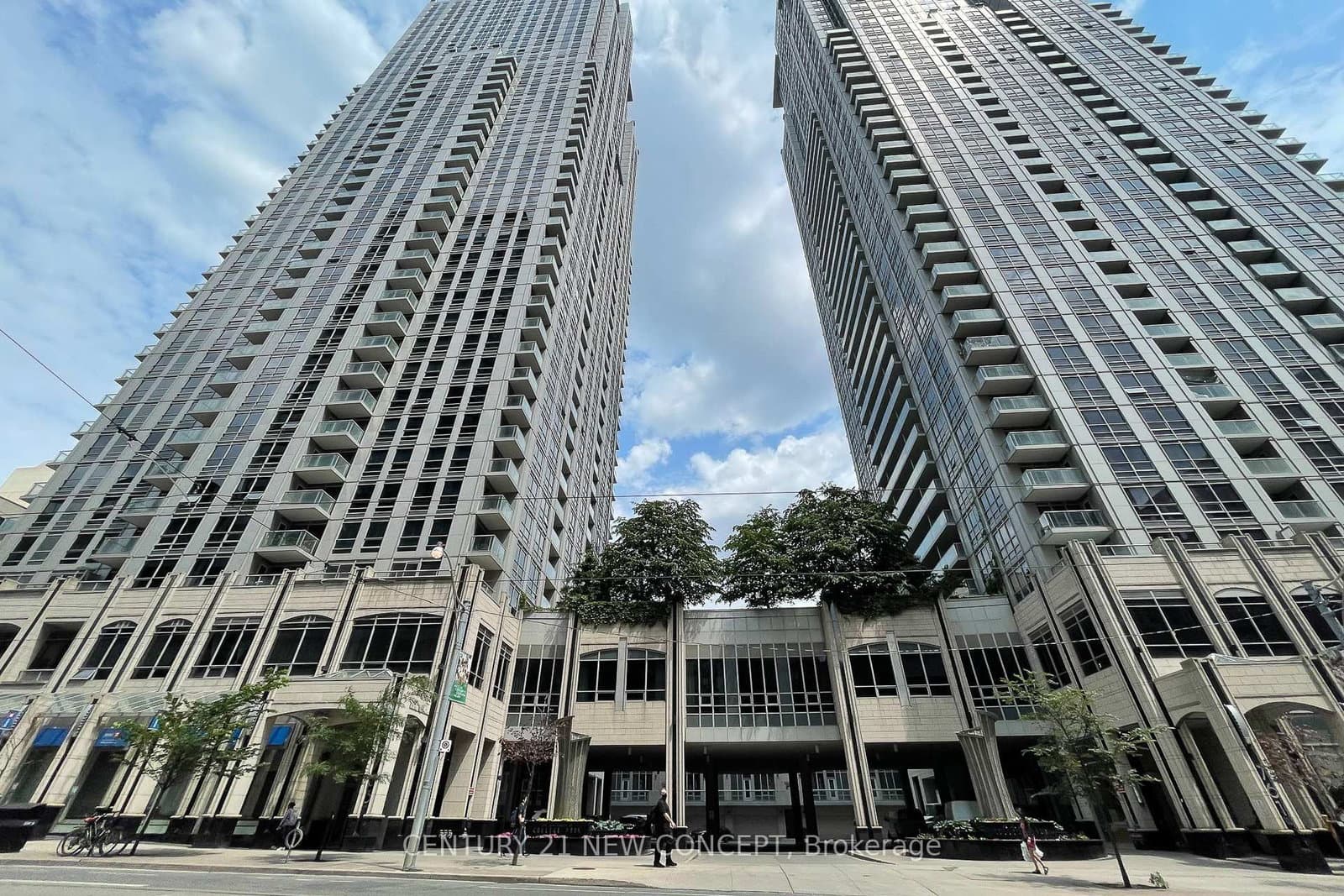 #404 - 761 Bay Street