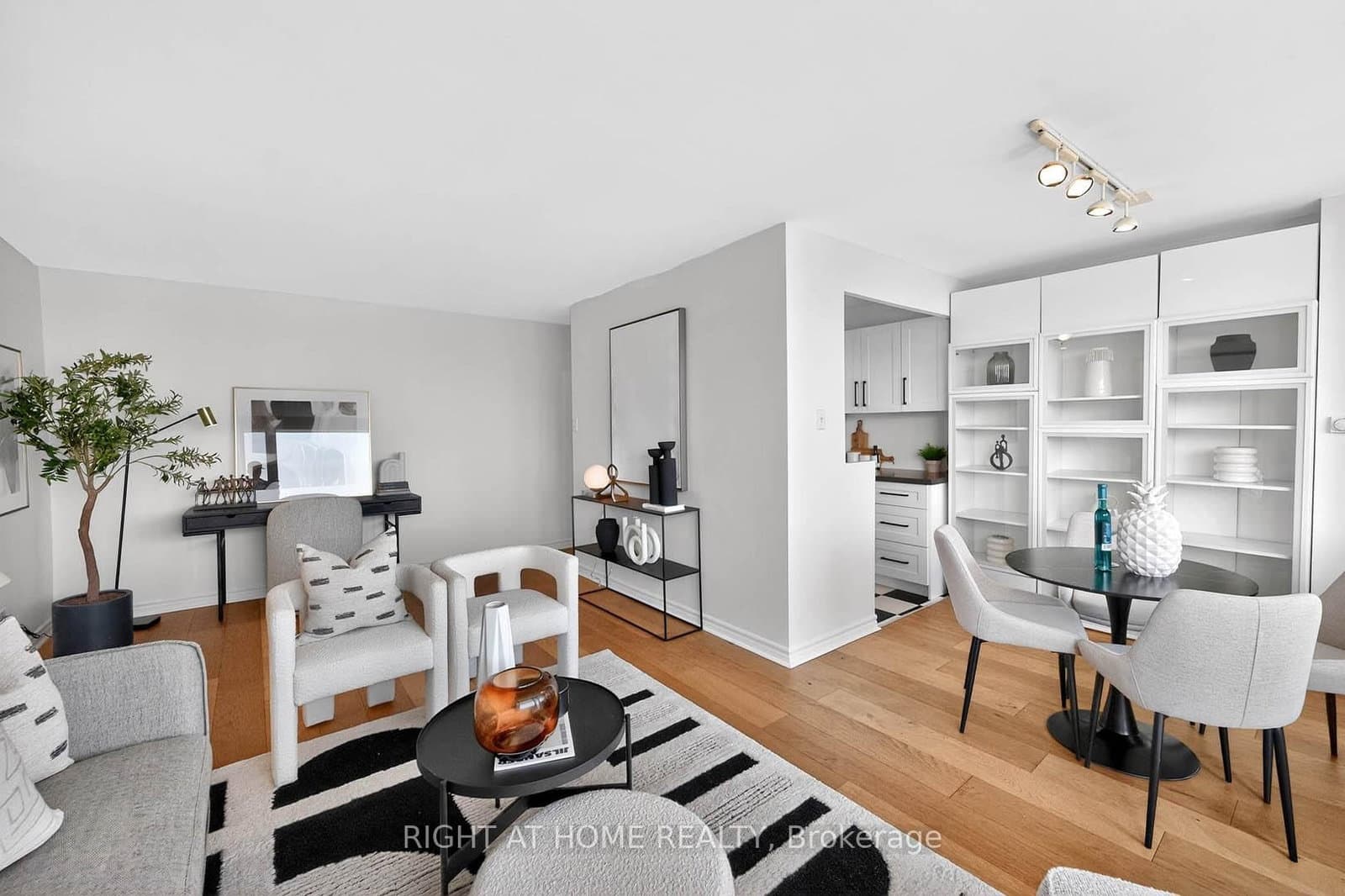 #701 - 74 Spadina Road