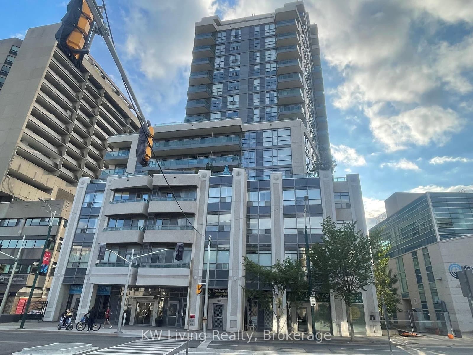 #709 - 736 Spadina Avenue