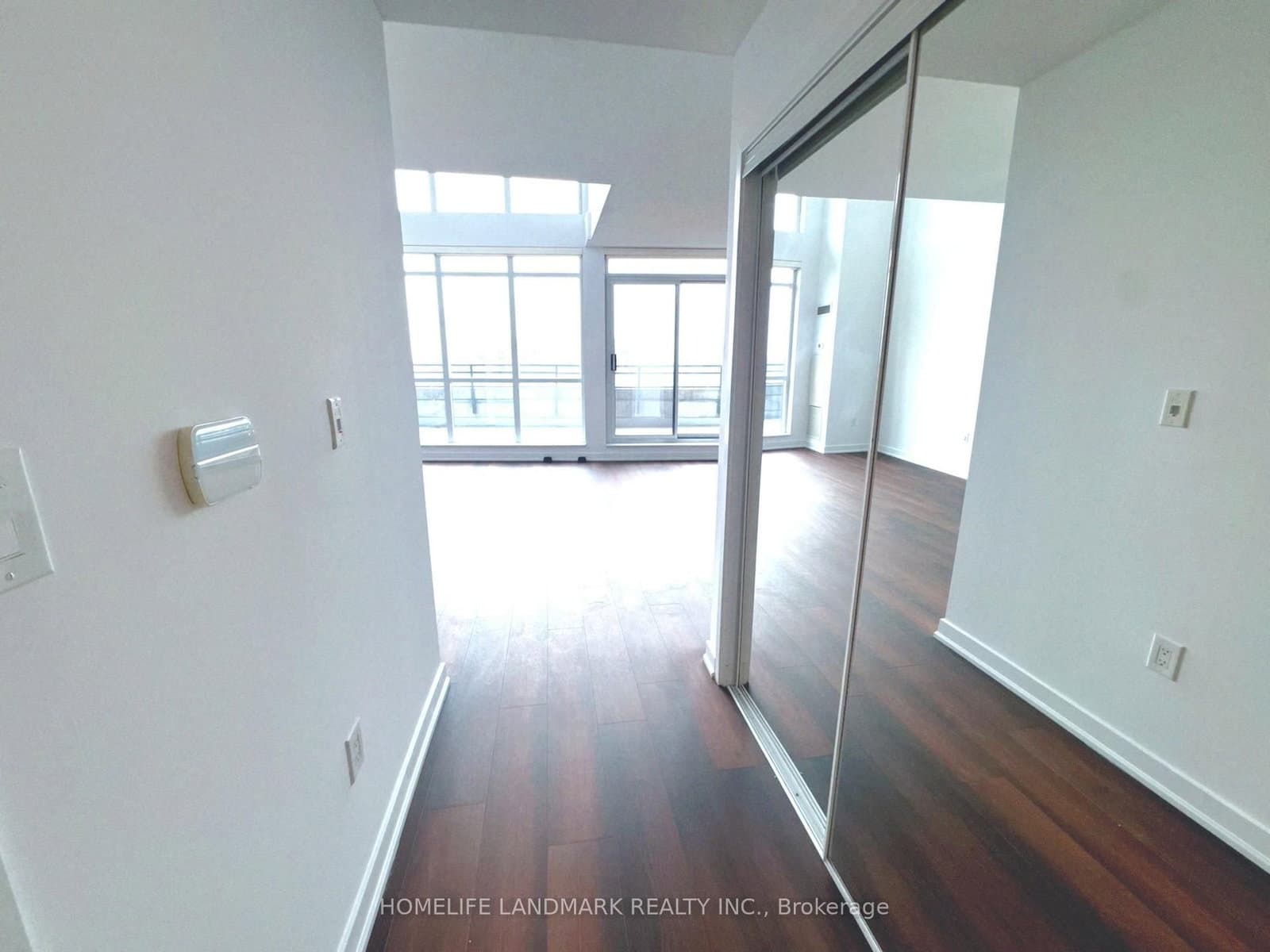 8 Telegram Mews, Unit 833 thumbnail 2
