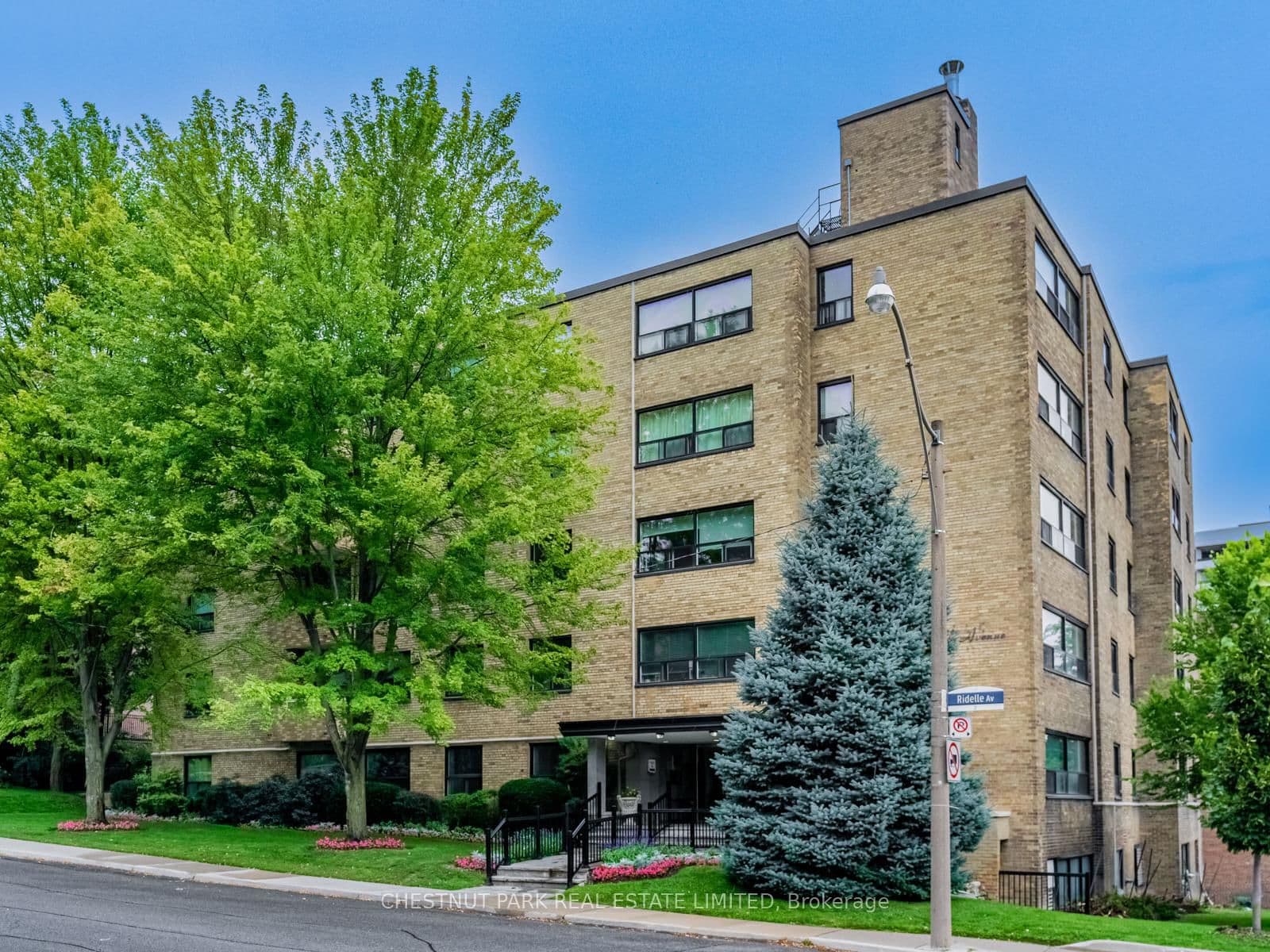 #404 - 2 Ridelle Avenue