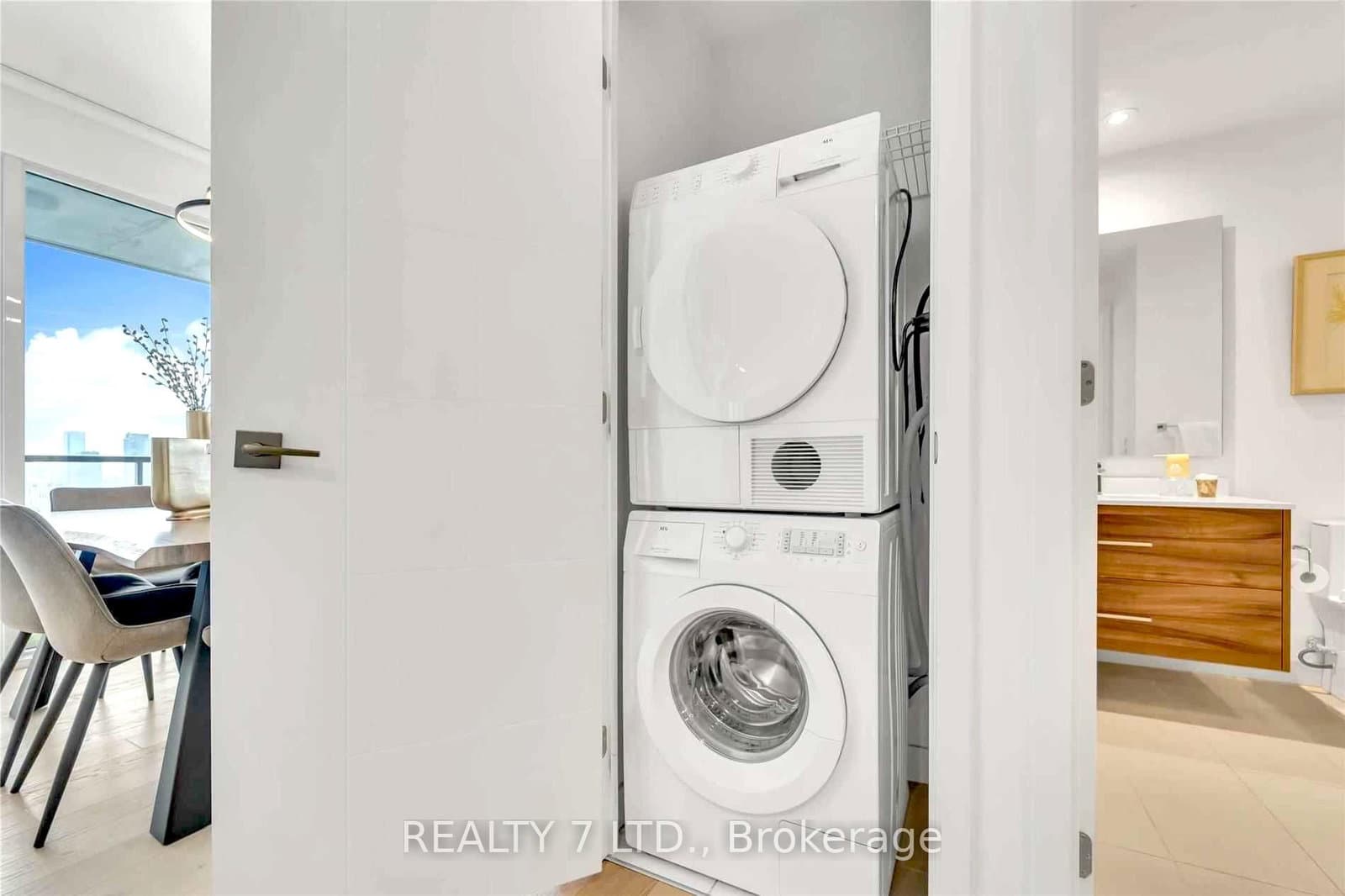 488 University Avenue, Unit 3902 thumbnail 37