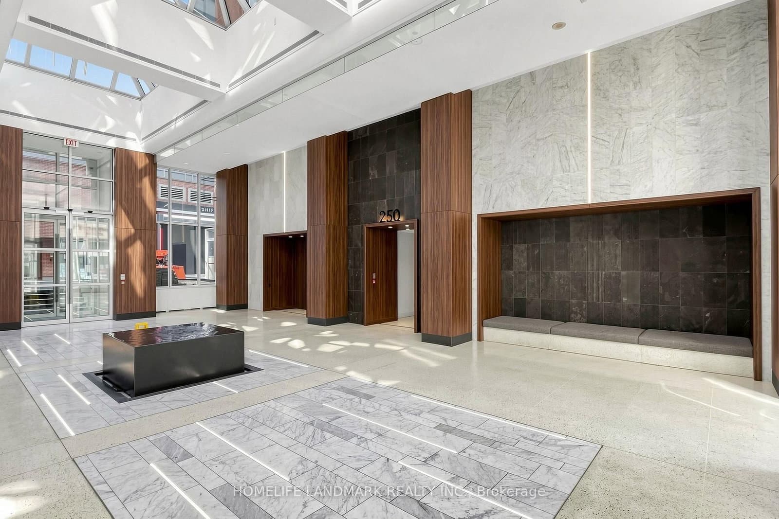 270 wellington Street W, Unit 1124 thumbnail 4